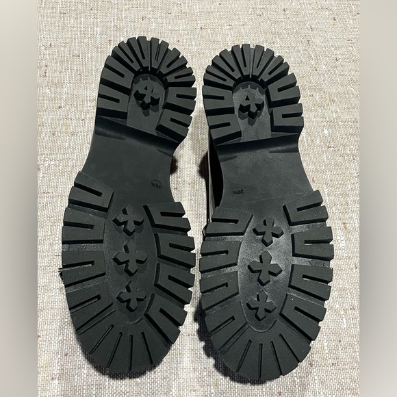 Black Patent Leather Tassel Loafers by Bruno Magli. 
EU 39.5
US 9 - Picture 11 of 16